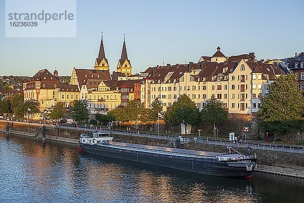 Peter-Altmeier-Ufer an der Mosel mit Altstadt und Binnenschiff im Abendlicht  Koblenz  Rheinland-Pfalz  Deutschland  Europa
