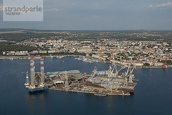 Luftaufnahme  Hafen  Pula  Istrien  Kroatien  Europa