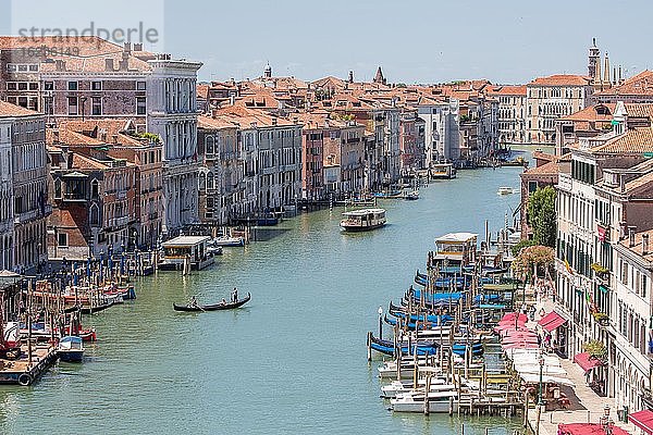 Blick auf Canal Grande von oben  mit Boot und venezianischer Gondel  Venedig  Italien  Europa