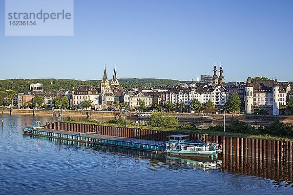 Peter-Altmeier-Ufer an der Mosel mit Altstadt und Binnenschiff im Abendlicht  Koblenz  Rheinland-Pfalz  Deutschland  Europa