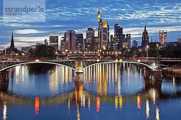 Stadtansicht am Abend mit Main und Bankenviertel  Frankfurt am Main  Hessen  Deutschland  Europa