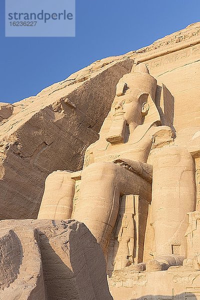 Kolossale Statue im großen Tempel von Ramses II.  Abu Simbel  Ägypten  Afrika