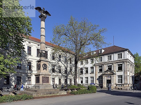 Alte Regierung und Siegessäule  Großer Domhof  Minden  Ostwestfalen  Nordrhein-Westfalen  Deutschland  Europa