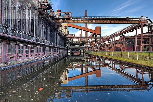 Außenansicht mit Wasserspiegelung  Zeche Zollverein  Essen  Nordrhein-Westfalen  Deutschland  Europa