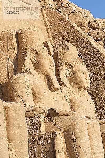 Kolossale Statuen am großen Tempel von Ramses II.  Abu Simbel  Ägypten  Afrika