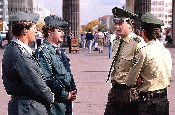 Brandenburger Tor mit VOPOS und Polizeibeamten aus West Berlin  Berlin Fest der Einheit  Berlin  Deutschland  Europa