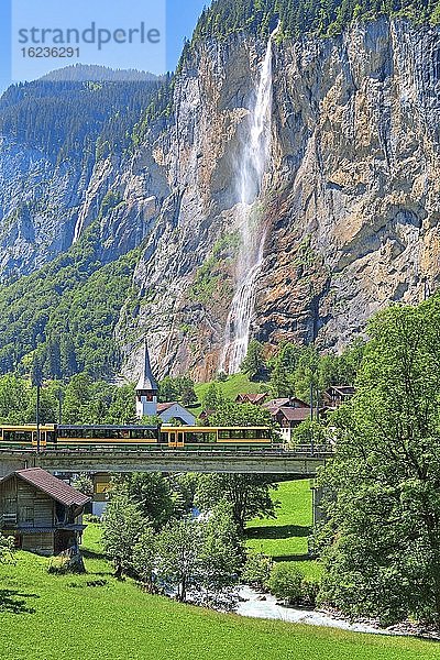 Ortsansicht mit Staubbachfall  Lauterbrunnen  Lauterbrunnental  Jungfrau-Region  Berner Oberland  Kanton Bern  Schweiz  Europa