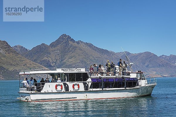 Ausflugsboot auf Lake Wakatipu  Queenstown  Otago  Südinsel  Neuseeland  Ozeanien