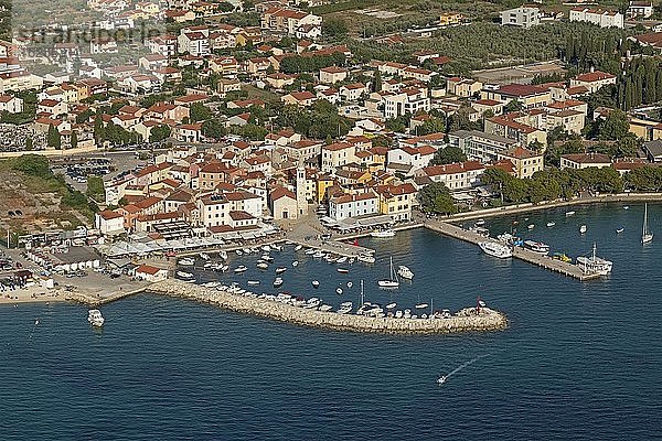 Luftaufnahme  Hafen von Fazana  Istrien  Kroatien  Europa