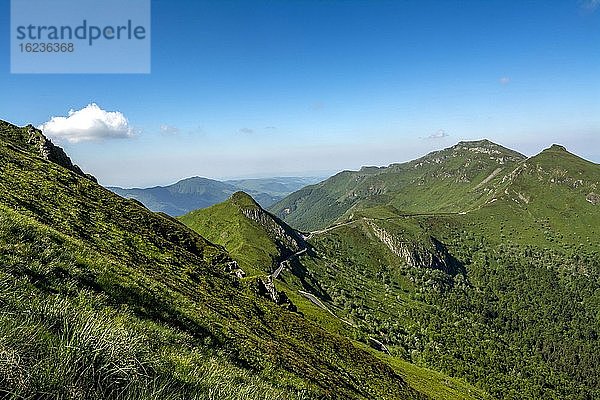 Blick vom Gipfel des Puy Mary auf die Berge des Cantal  Regionaler Naturpark der Vulkane der Auvergne  Departement Cantal  Auvergne-Rhone-Alpes  Frankreich  Europa