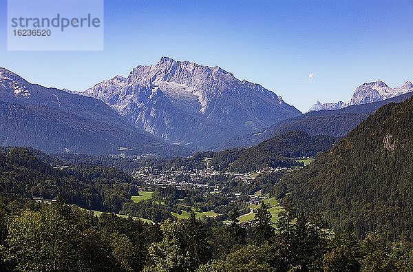 Blick über Berchtesgaden mit Hochkalter  Berchtesgadner Land  Bayern  Deutschland  Europa