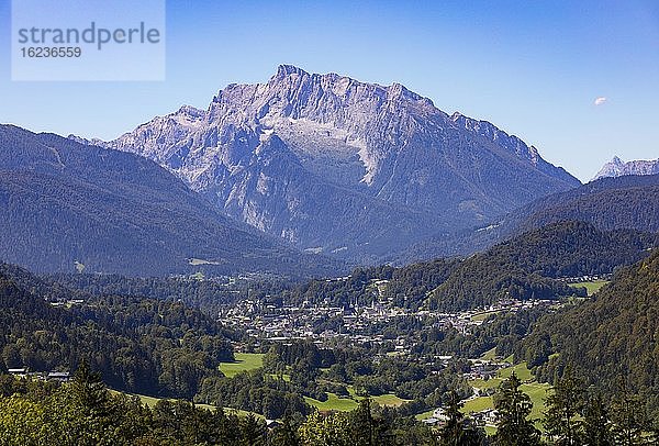 Blick über Berchtesgaden mit Hochkalter  Berchtesgadner Land  Bayern  Deutschland  Europa