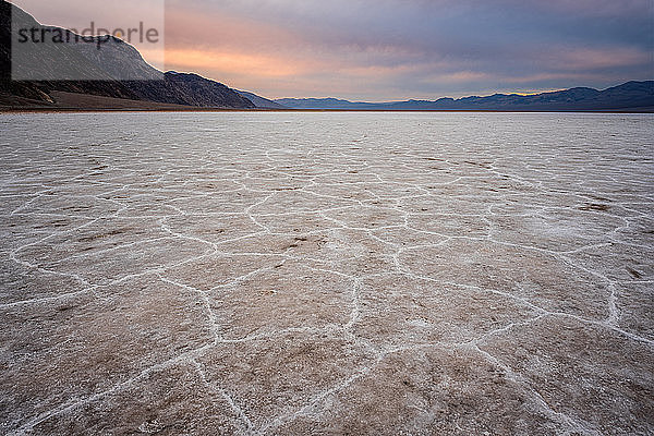 Weitwinkel-Nahaufnahme von White Salt Flats bei Sonnenuntergang in der Nähe von Salt Lake City  Utah  Vereinigte Staaten von Amerika  Nordamerika