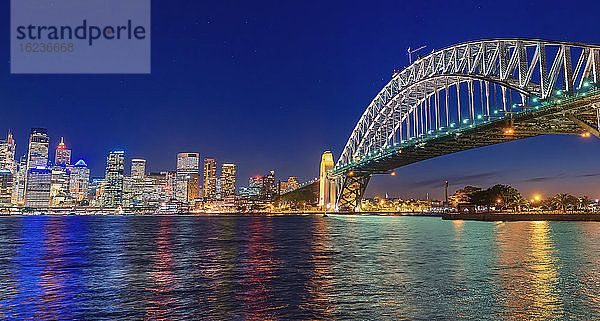 Blick auf die Harbour Bridge und die Skyline des Central Business District  Sydney  New South Wales  Australien  Pazifik