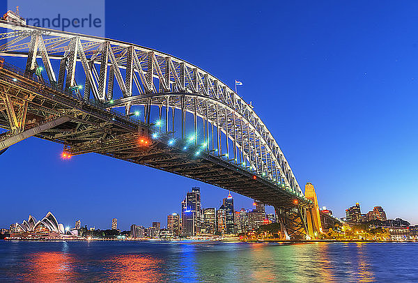 Sydney Harbour Bridge und die Skyline des CBD  Sydney  New South Wales  Australien  Pazifik