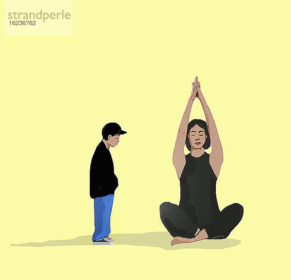 Kind wartet  während die Mutter Yoga macht