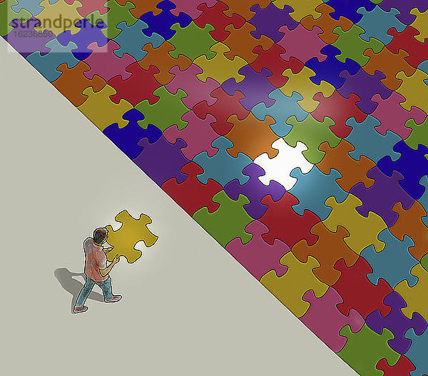 Mann mit letztem Puzzlestück