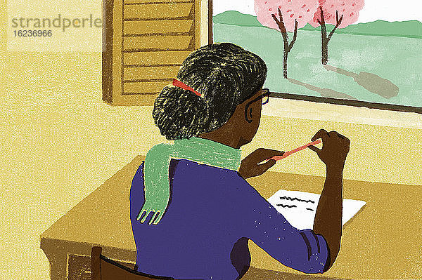 Frau schreibt am Schreibtisch und schaut aus dem Fenster