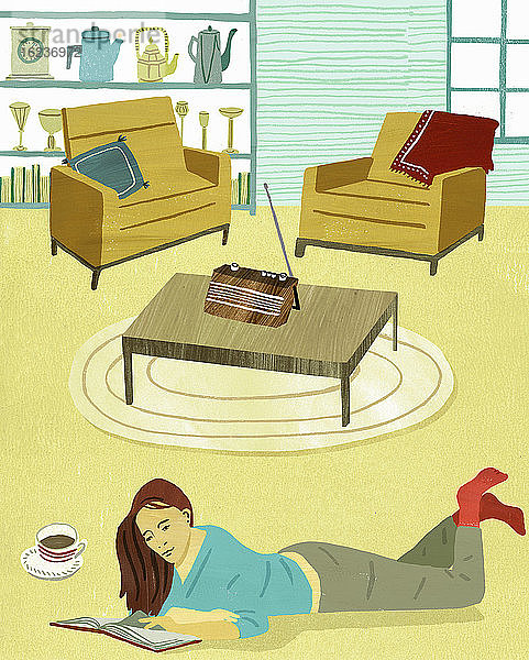Frau liegt auf dem Boden im Wohnzimmer und liest