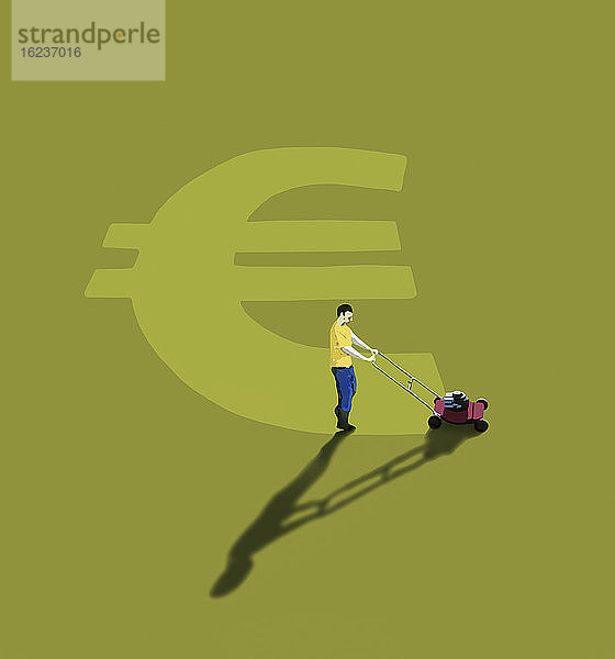 Mann mäht Eurozeichen im Rasen