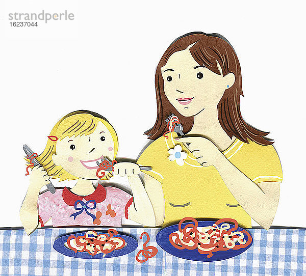 Mutter und Tochter essen zusammen Spaghetti