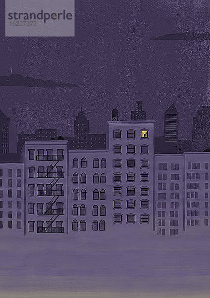 Einsame Person im Fenster einer Stadtwohnung beleuchtet