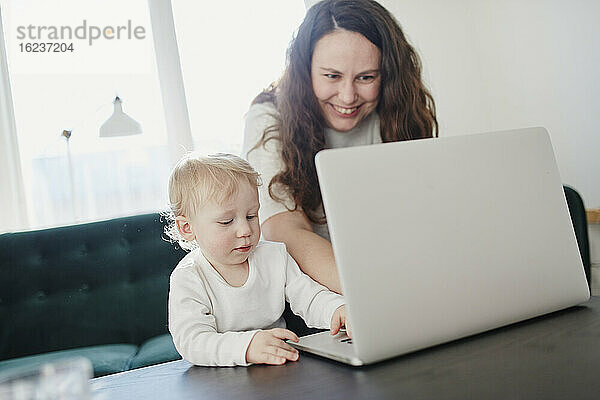 Mutter und Kleinkind am Laptop