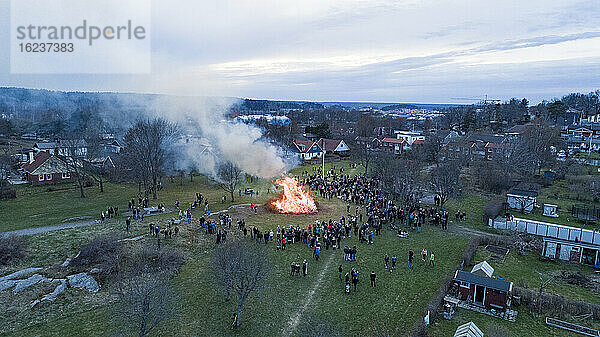 Hohe Winkel Ansicht der Menschen um Lagerfeuer