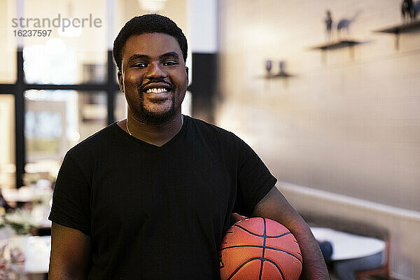 Porträt eines lächelnden Basketballspielers