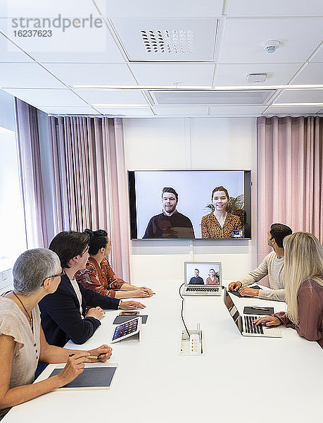 Personen während einer Videokonferenz