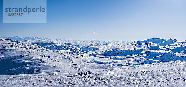 Blick auf die winterlichen Berge