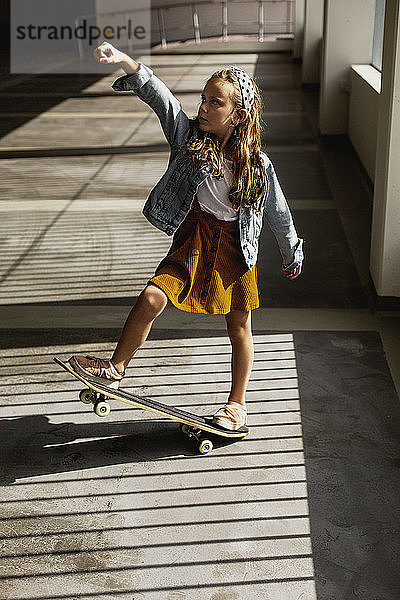 Blick auf ein Mädchen auf einem Skateboard