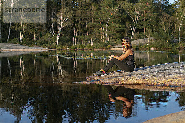 Frau entspannt am See
