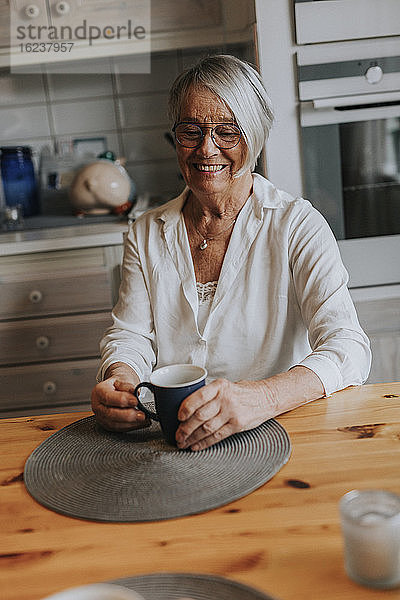 Lächelnde Frau beim Kaffee