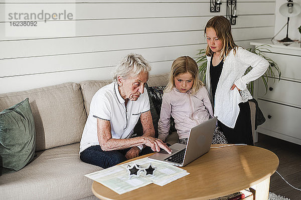 Großmutter mit Enkeltöchtern am Laptop