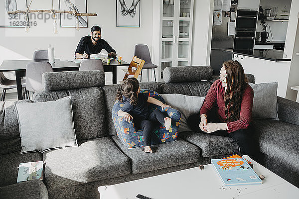 Familie im Wohnzimmer