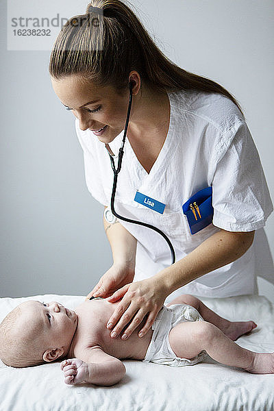 Arzt untersucht das Baby