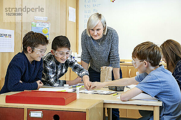 Kinder mit Lehrer im Klassenzimmer