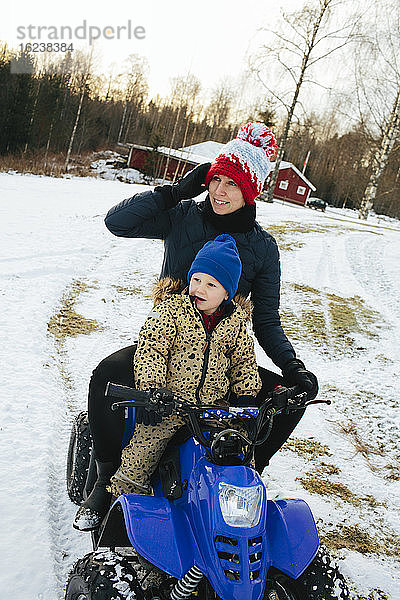 Mutter mit Tochter auf Quad