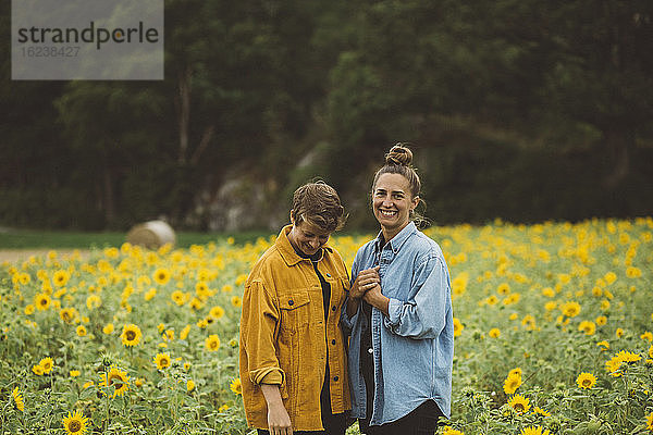 Ehepaar auf blühendem Sonnenblumenfeld