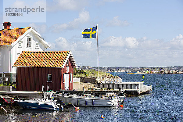 Blick auf die Küste mit schwedischer Flagge
