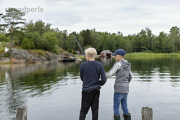 Jungen angeln am See