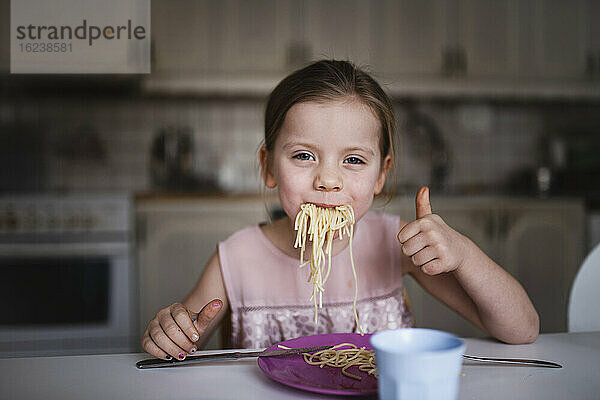 Lächelnd Spaghetti essen