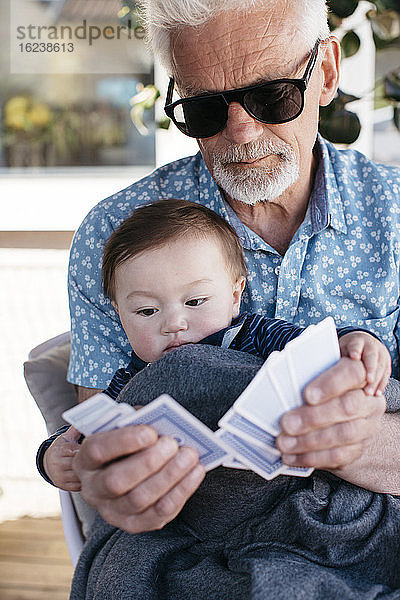 Großvater mit Baby