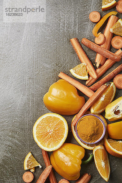 Gelbes und orangefarbenes Obst und Gemüse