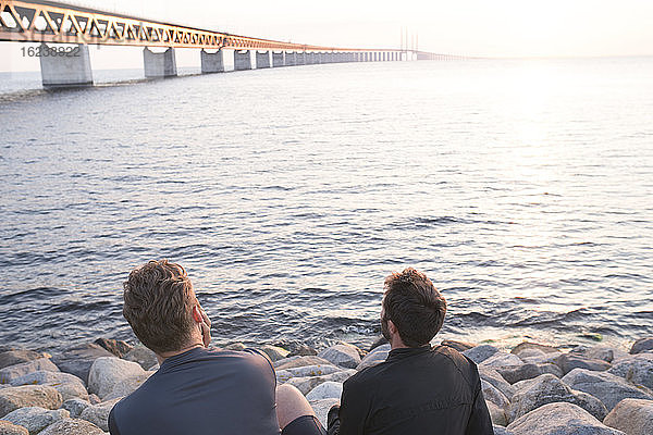 Männer mit Blick aufs Meer