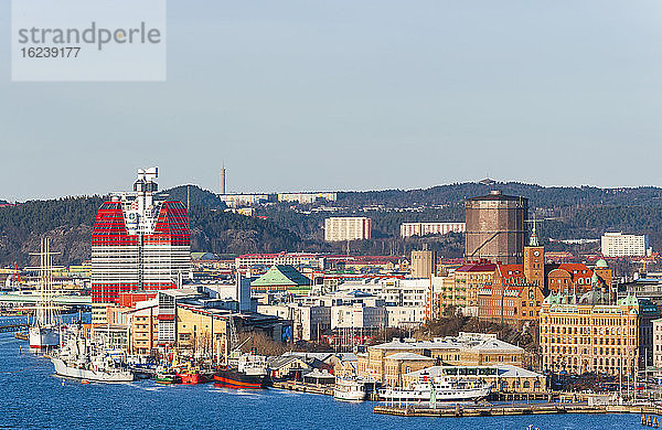 Gebäude und Boote auf See