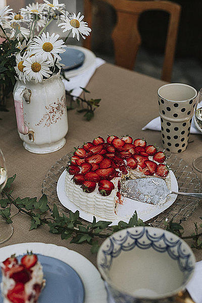 Torte mit Erdbeeren auf dem Tisch