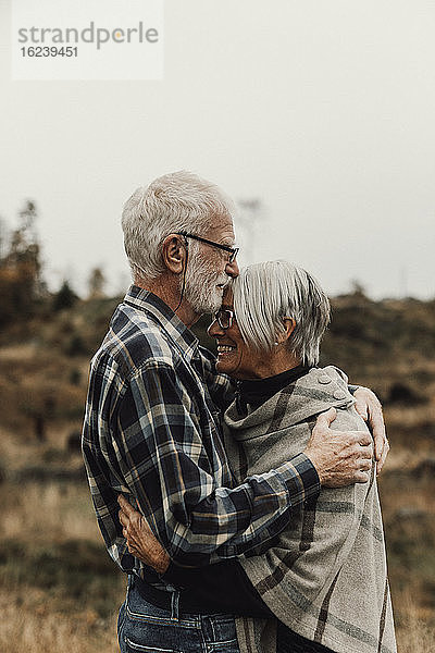 Älteres Paar  das sich umarmt