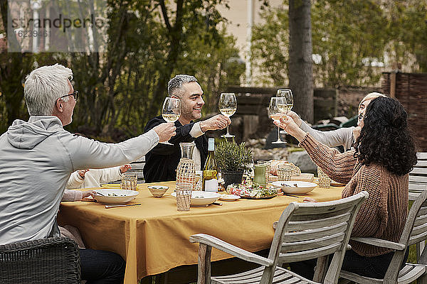 Freunde beim Essen im Garten